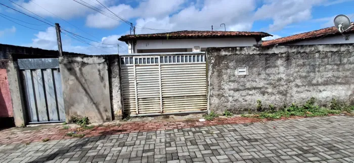 3 Casas (1 casa e 2 kitnetes) no Geisel