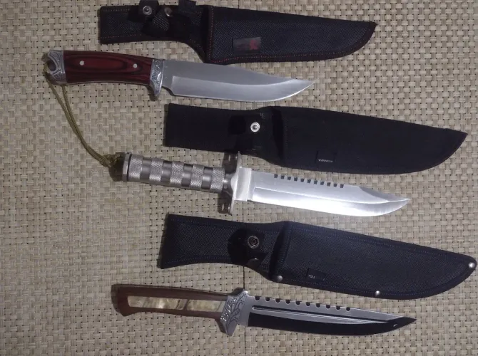 Kit 3 Facas Grandes em Ótimo Estado com Bainhas 