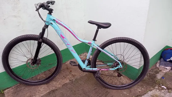 Vendo bicicleta usada aro 29. Atenção precisar trocar o pneu traseiro.