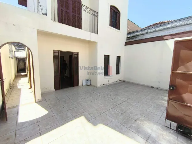Casa à venda em Taubaté Centro | 5 quartos, 2 suítes, 3 salas, quintal e vista para montan