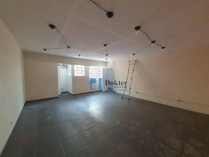 Ótima Sala em prédio comercial, na Estrada do Sabão, na altura do número 850