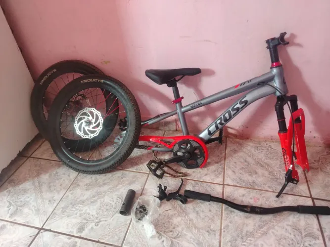 Vende-se uma bicicleta de segunda mão uma Cross pequena para criança