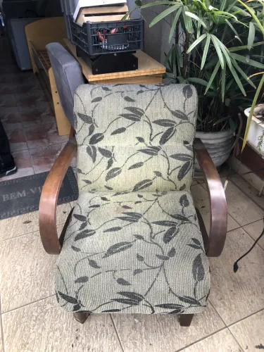 2 Poltronas Estofadas Braço Madeira - Tecido Estampado