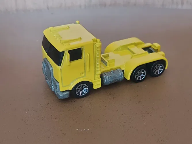 Miniatura Caminhão Guincho Hot Wheels Rig Wrecker Amarelo Escala 1:64