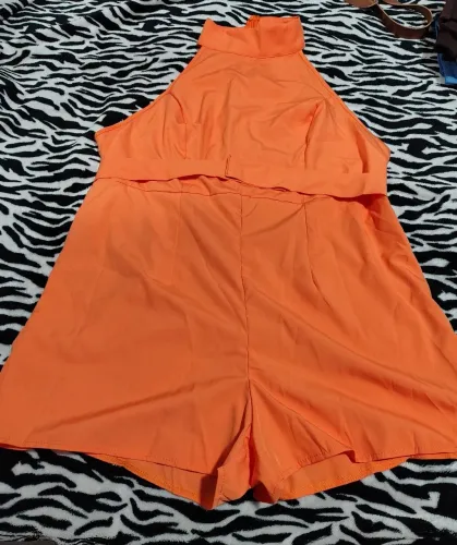 Vendo uma macacão laranja GG nunca usado ficou grande hein mim, e um vestido g verde semi