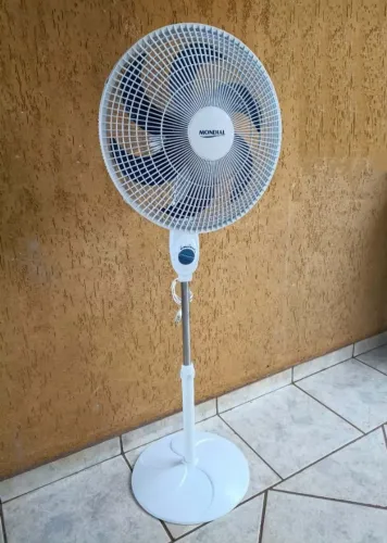Ventilador de coluna Mondial 40 cm. Seminovo. Ótimo estado. Perfeito funcionamento.