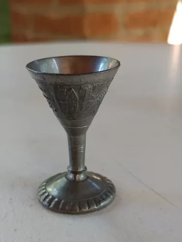 pequeno cálice souvenir nurnberger trichter estanho