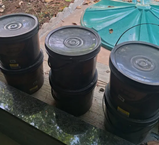 Pedras naturais MAZA, balde de 23kg