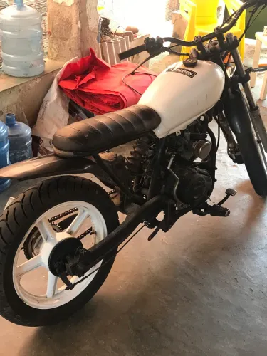 Moto customizada para cafe race