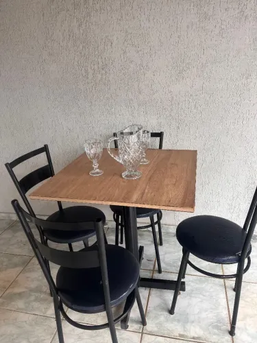 Mesa com 4 cadeira