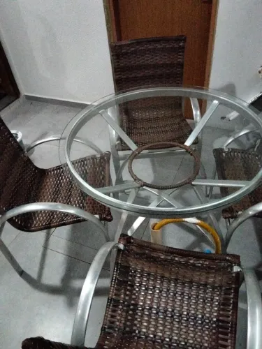 Vende-se mesa redonda de vidro com base de alumínio