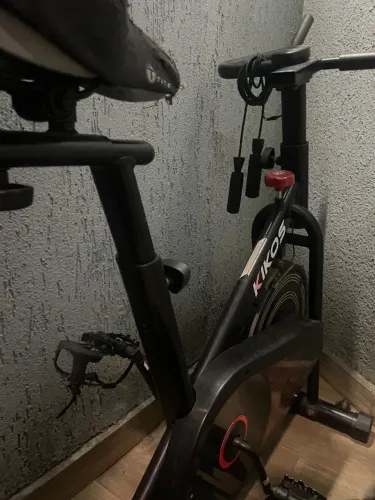 Bicicleta Spinning Residencial Kikos F3 c/ Monitor