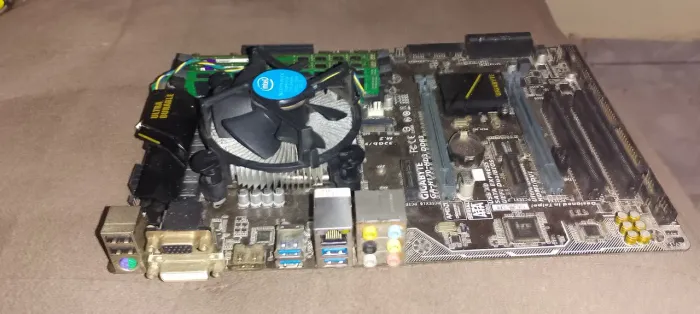 Placa-mãe gigabyte h170 5/6/7 GERAÇÃO I5 7 GERAÇÃO 16GB com espelho funcionando perfeito