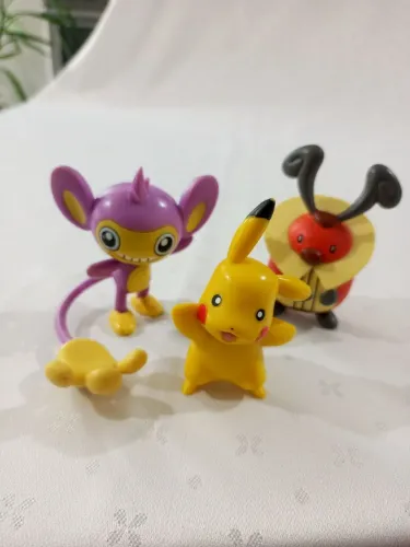 Lote Bonecos Pokémon Jakks Pacific Pikachu Aipom Kricketune