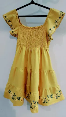 Lindo vestido! Marca: Milon - Com detalhes florais e bordado nas mangas 