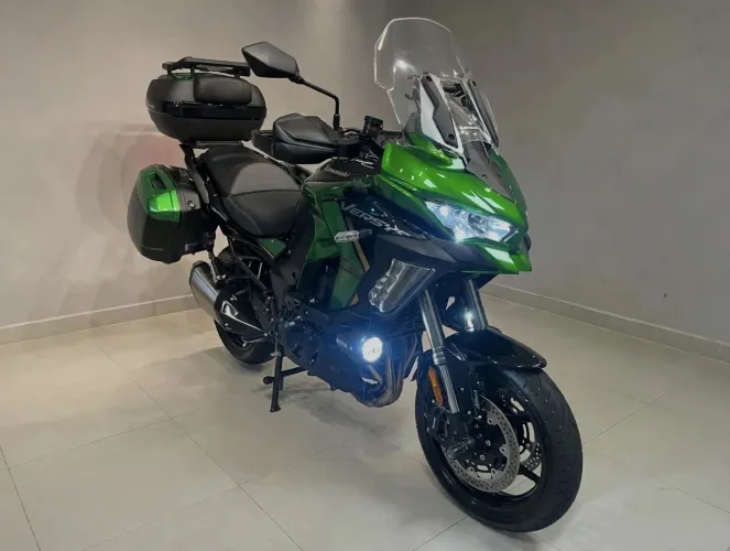 Versys 1100 GT preta e verde