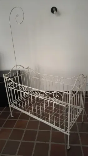Berço antigo de ferro