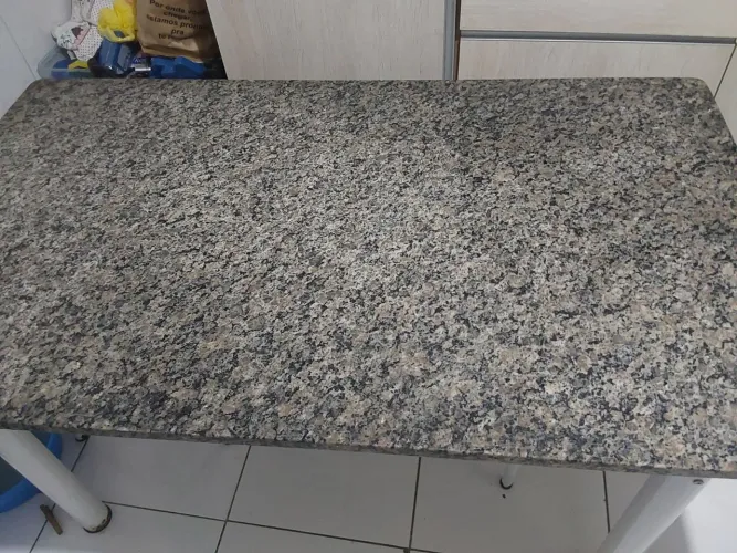Mesa de 6 lugares mais com só 4 cadeiras 