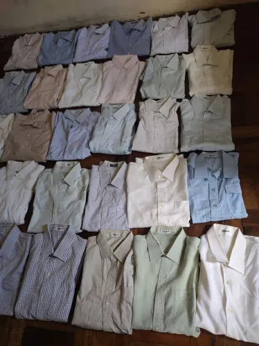 30 camisas masculinas M G. 50 reais 
