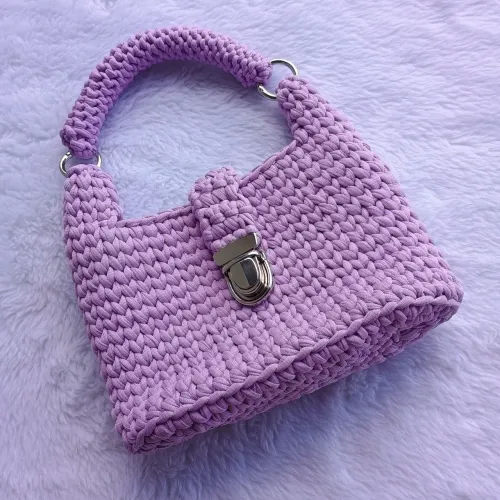 Bolsa de crochê em fio de malha