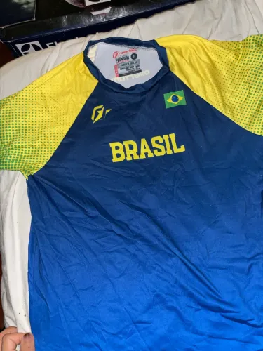 CAMISA DO BRASIL ESPORTIVA COM PROTEÇÃO SOLAR