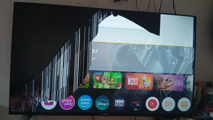 TV Semp 43 polegadas com tela tricada