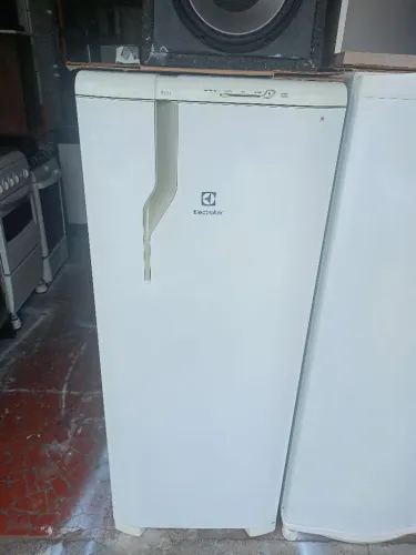 Geladeira pequena Eletrolux funcionando perfeitamente entrego