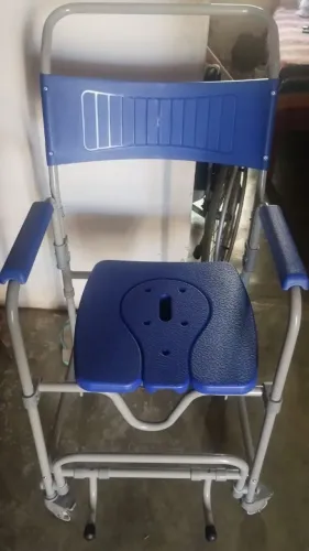 Vende-se cadeira de banho nunca usada nova