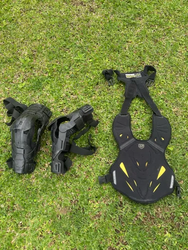 Kit Motocross - Joelheira Articulada AMX + Colete Fox Racing