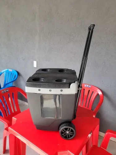 CAIXA TÉRMICA COM CARRINHO GRANDE 