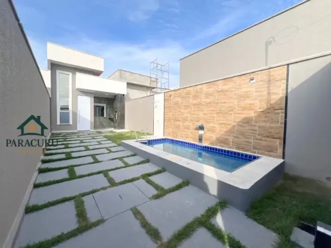 Alugo casa com piscina e três quartos em Paracuru.