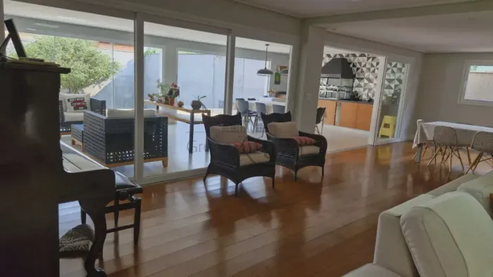 Casa em Condomínio - Parque dos Príncipes - 4 Dormitórios Suítes - 450m² - Estuda Permuta