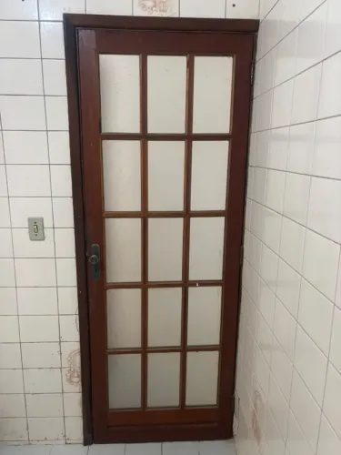 Porta de madeira maciça com vidro canelado/fosco, estilo colonial