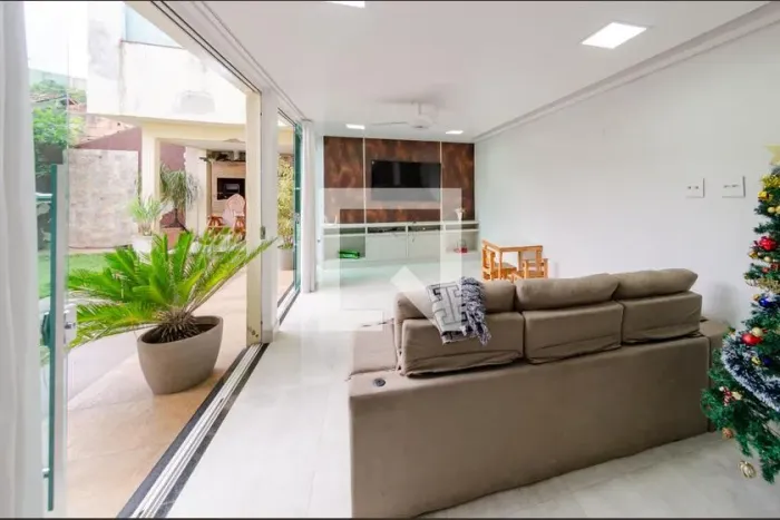 Casa à Venda - Padre Eustáquio, 2 Quartos, 360 m2