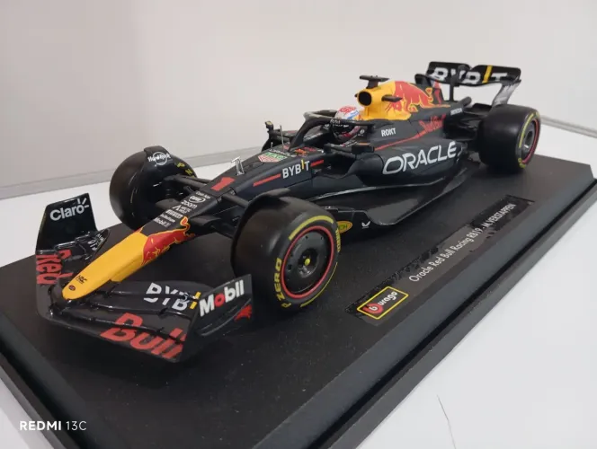 Top Miniatura Oracle Red Bull Racing RB19 #1 Max Verstapen - Burago - escala 1/18