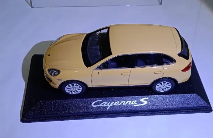 Miniatura Minichamps Porsche Cayenne S 2010 - 1/43 Amarelo