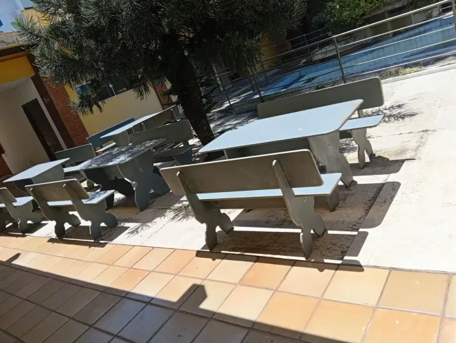 Mesa e bancos em pedra para área de lazer