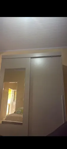 Vendo guarda roupa com MDf com 2 gavetas e espelho 