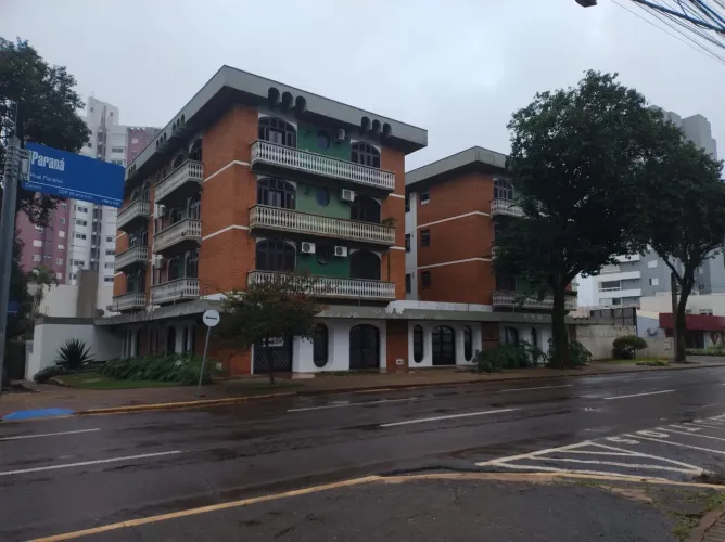 Vendo apartamento no Centro, Rua Paraná, 1 quadra Hotel Ibis.