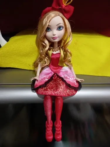 Boneca ever after high (leia a descrição)