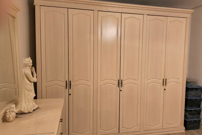 Vendo guarda-roupa com 6 portas, medindo 2,37 x 2,74. Precisa retirar no local.