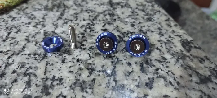 Parafuso e arruelas azuis para placa de moto