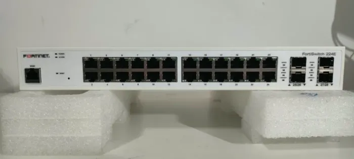 Switch Gerenciável Fortinet FortiSwitch 224E - 24 Portas Gigabit + 4 SFP