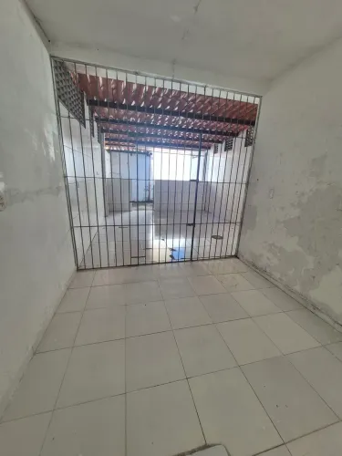 Aluga Casa na Praça 13 de Maio.