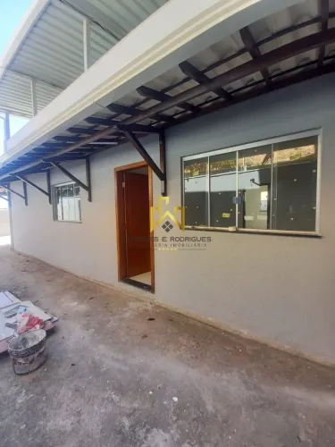 Casa geminada à venda, com entrada coletiva no bairro Europa.