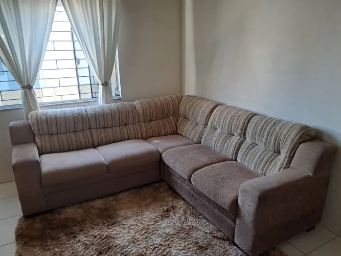 Sofa em L 2,30 X 2,30 sem detalhes.