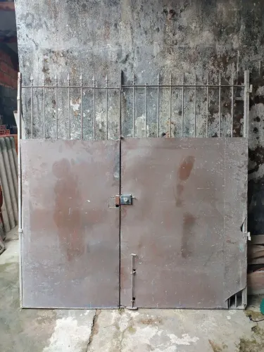 Portão de garagem de ferro