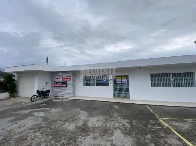 Ótima casa comercial de 6 cômodos para locação no bairro Saco dos Limões!