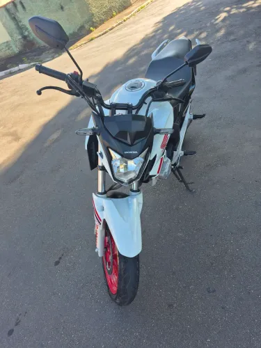 Vendo moto 4.120 km único dono ,nunca pegou estrada.