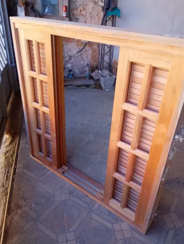 Janela de Madeira 120 x 120 6 folhas.